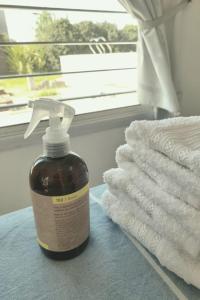 胡寧的住宿－Hermosa Casa Quinta en Junin，一大堆毛巾旁边一瓶肥皂