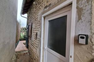 een deur met een zwart scherm aan de zijkant van een gebouw bij Studio du lac in Serres-Castet