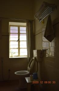 Roda House - a boutique homestay in Bikaner في بيكانير: حمام مع مرحاض ونافذة