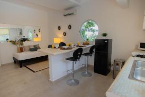 cocina y sala de estar con mesa y sillas en Nasim Condo Hotel con acceso BEACH CLUB GRATIS, metros 5th AVENIDA en Playa del Carmen