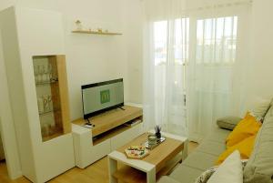 sala de estar con sofá y TV en Camino Split - apartment near Mall of Split, en Split