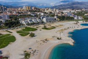 una vista aérea de una playa con edificios y el océano en Camino Split - apartment near Mall of Split, en Split