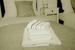 3 toallas apiladas encima de una cama en Camino Split - apartment near Mall of Split, en Split