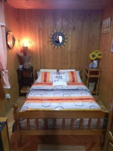 Cama en habitación con pared de madera en Savinacki kutak, en Takovo