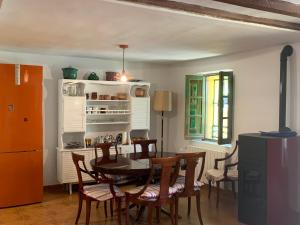 cocina y comedor con mesa y sillas en La Toscana en Lozoya en Alameda del Valle