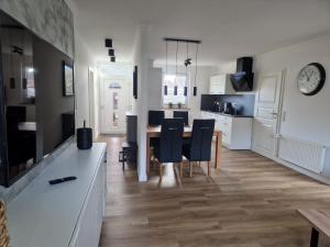 a kitchen and dining room with a table and chairs at Ferienhaus Nordseeglück im Ferienpark Berumbur in Berumbur