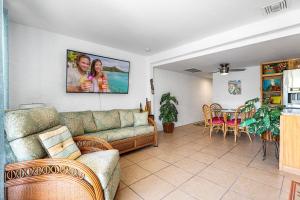 a living room with a couch and a table at Casa De Emdeko 230 in Kailua-Kona
