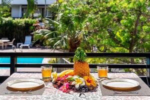 a table with a pineapple centerpiece on top of it at Casa De Emdeko 230 in Kailua-Kona