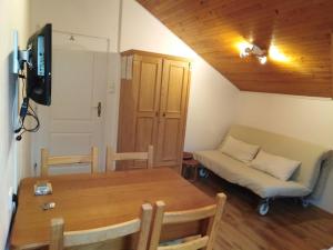 Televízia a/alebo spoločenská miestnosť v ubytovaní Apartmány Šmika