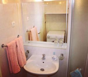 ein Bad mit einem Waschbecken und einem Spiegel in der Unterkunft Apartment Maja Split in Split