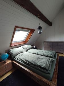 1 dormitorio con 1 cama grande y ventana en Central-city Penthouse, en Berna
