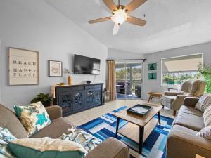 een woonkamer met een bank en een tv bij Bayside Pointe in Siesta Key