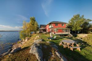 una casa en la orilla de un cuerpo de agua en Whiskey River Cottages formerly Seaway Slips, en Clayton