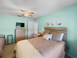 een slaapkamer met een bed en een plafondventilator bij Bayside Pointe in Siesta Key +65 foto's