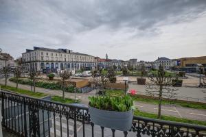widok miasta z balkonu w obiekcie Le bien-être au cœur de la ville confort & vue w mieście Périgueux