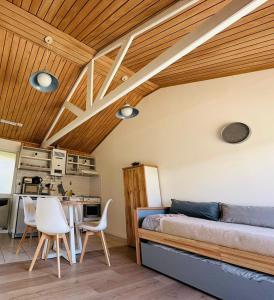 sypialnia z łóżkiem, stołem i krzesłami w obiekcie Gi´s House 4Pax w mieście Ushuaia