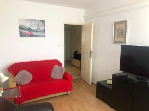 ein Wohnzimmer mit einem roten Sofa und einem Flachbild-TV in der Unterkunft Apartment Maja Split in Split