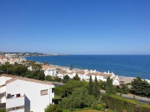 vista su una città e sull'oceano di Torrenueva Lux Seaview Apartment close to Marbella a La Cala de Mijas