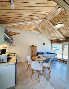 een keuken en een woonkamer met een tafel en stoelen bij Gi´s House 4Pax in Ushuaia