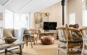 sala de estar con sillas y TV en Gorgeous Home In Sydals With Wifi, en Skovby
