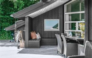un patio con mesa y sillas en una terraza en Gorgeous Home In Sydals With Wifi, en Skovby
