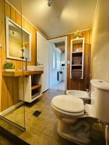 La salle de bains est pourvue de toilettes et d'un lavabo. dans l'établissement Gi´s House 4Pax, à Ushuaia