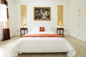 1 dormitorio con 1 cama con una pintura en la pared en Di Valentina Boutique Living en Sliema