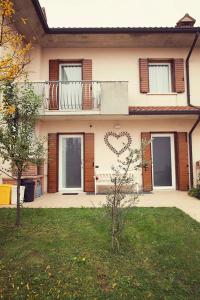 ein Haus mit einem seitlich bemalten Herz in der Unterkunft Cozy apartment in Romano D'ezzelino 45 m² with secured garden in Romano D'Ezzelino