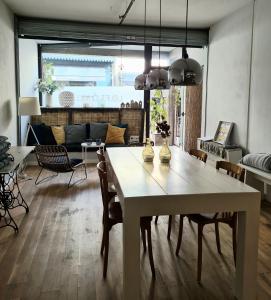 - une salle à manger et un salon avec une table et des chaises dans l'établissement Lo.f.t ô village, à Monflanquin