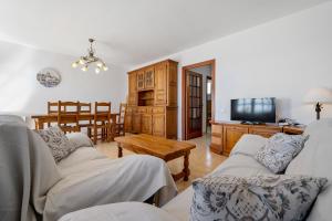 ein Wohnzimmer mit 2 Sofas und einem TV in der Unterkunft Hauzify I Casa Mirador in L'Ametlla de Mar