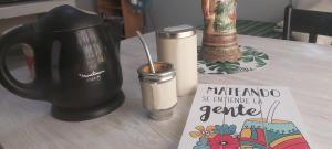 Eine Kaffeekanne und ein Schild auf einem Tisch in der Unterkunft San Andrés in Salta