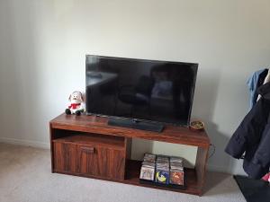 een flatscreen-tv op een houten standaard bij 236 Bronte Rd, Markham in Markham