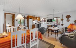 cocina y sala de estar con mesa y sillas en Nice Home In Broager With 2 Bedrooms And Wifi, en Broager