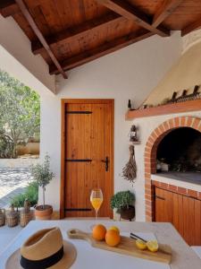 una cocina con una mesa con una copa de vino en Holiday Home Nono en Sevid