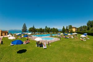 Ein Blick auf den Pool von der Unterkunft Campeggio del Garda oder aus der Nähe