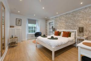 1 dormitorio con 1 cama y 1 silla en The Edinburgh Meadows Apartment, en Edimburgo