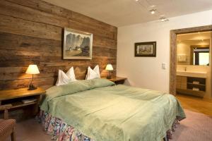 A bed or beds in a room at Rasmushof - Hotel Kitzbühel