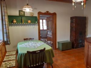 Forrásvölgy vendégház في جوسفافو: مطبخ مع طاولة وكراسي في غرفة