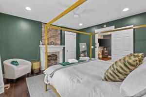 1 dormitorio con 1 cama grande y chimenea en Space Cottage, Huge yard, Firepit, close2downtown en Nashville