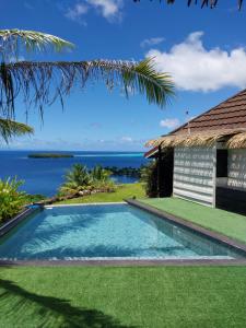 a swimming pool with a view of the ocean at Faré Mahi Mahi in Uturoa