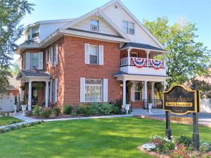 een huis met een bord ervoor bij Heber Senator Bed and Breakfast in Heber City