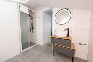 W łazience znajduje się umywalka i lustro. w obiekcie Kapov's Rooms w mieście Kaštela