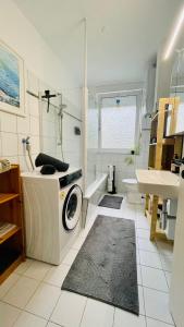 een badkamer met een wasmachine in het midden bij Ankommen WOHLFüHLEN in kompletter Wohnung 2 Schlafzimmer FREi Parken TOP Anbindung A46 NETFLIX in Wuppertal