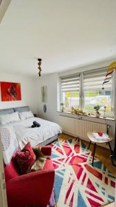 een slaapkamer met een groot bed en een rode stoel bij Ankommen WOHLFüHLEN in kompletter Wohnung 2 Schlafzimmer FREi Parken TOP Anbindung A46 NETFLIX in Wuppertal