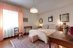 Ένα ή περισσότερα κρεβάτια σε δωμάτιο στο Peaceful Villa in Firenze with private pool +73 φωτογραφίες
