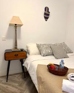 Łóżko lub łóżka w pokoju w obiekcie Apartamento estilo árabe en el centro De San Pedro de Alcántara - Toledo 1b