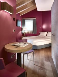 Un pat sau paturi într-o cameră la Color Home Suite Apartments