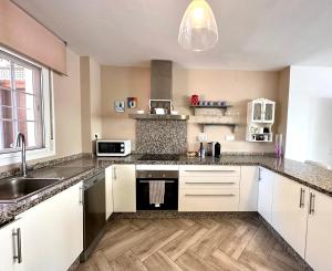 Kuchnia lub aneks kuchenny w obiekcie Apartamento estilo árabe en el centro De San Pedro de Alcántara - Toledo 1b