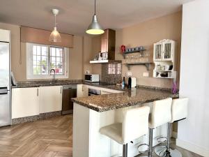 Kuchnia lub aneks kuchenny w obiekcie Apartamento estilo árabe en el centro De San Pedro de Alcántara - Toledo 1b