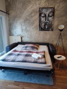 sypialnia z łóżkiem z maską na ścianie w obiekcie Ferienwohnung Susanna w mieście Friedrichshafen